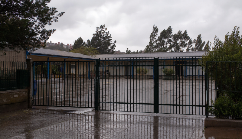 Patio escolar vacío bajo la lluvia durante un sistema frontal en la zona central