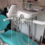 Sillón y equipamiento odontológico de una clínica dental móvil