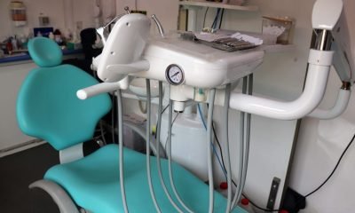 Sillón y equipamiento odontológico de una clínica dental móvil
