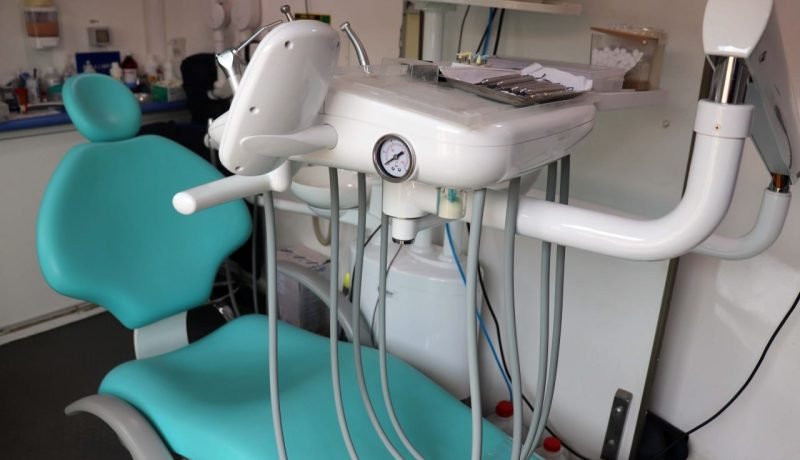 Sillón y equipamiento odontológico de una clínica dental móvil