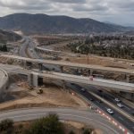 Representación editorial de una conexión de autopistas en construcción