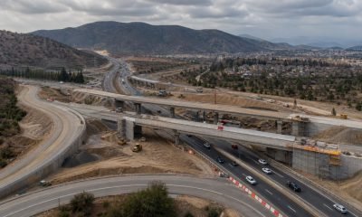 Representación editorial de una conexión de autopistas en construcción