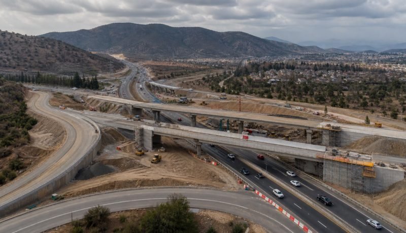 Representación editorial de una conexión de autopistas en construcción