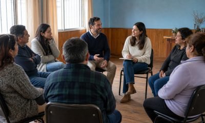 Vecinas y vecinos participan en una conversación comunitaria sobre salud mental