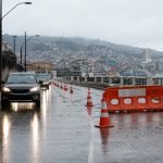 Desvío vehicular en una calle mojada de Valparaíso después del sistema frontal