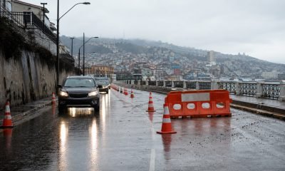Desvío vehicular en una calle mojada de Valparaíso después del sistema frontal