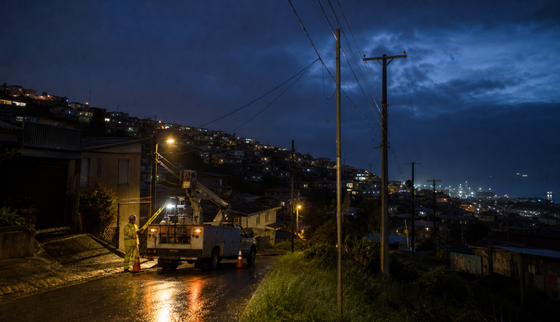 Cuadrilla eléctrica trabaja en la reposición del suministro tras cortes de luz en Valparaíso