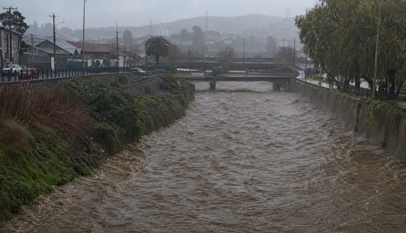 Cauce urbano crecido durante el sistema frontal en la Región de Valparaíso