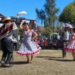 Parejas bailando cueca durante una celebración comunitaria de Fiestas Patrias en Casablanca