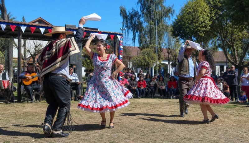 Parejas bailando cueca durante una celebración comunitaria de Fiestas Patrias en Casablanca