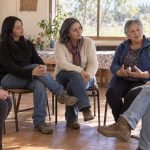 Mujeres conversan en círculo durante un encuentro comunitario