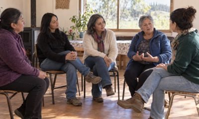 Mujeres conversan en círculo durante un encuentro comunitario