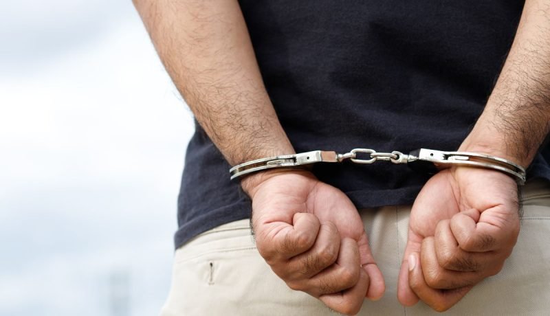 la calera: carabineros detiene a dos por tráfico de drogas e incautan arma