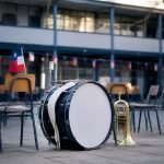 Instrumentos preparados en un patio escolar para un futuro acto cívico