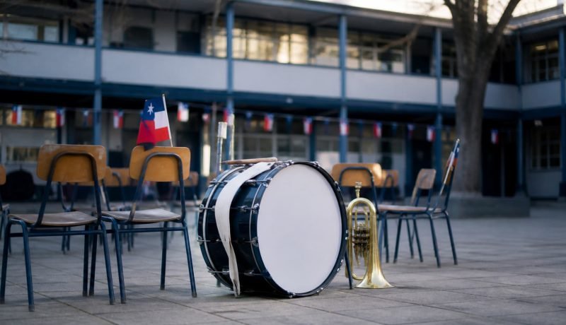Instrumentos preparados en un patio escolar para un futuro acto cívico