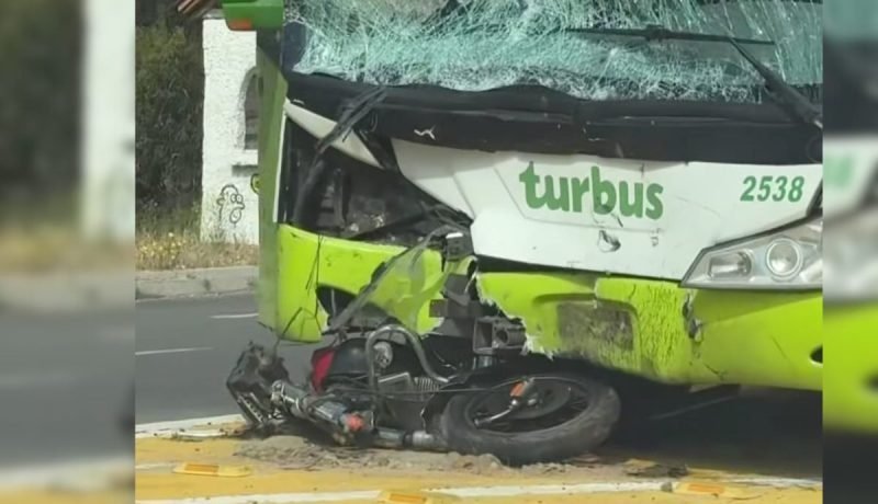 accidente fatal en quilpué: motociclista muere en choque con bus turbus