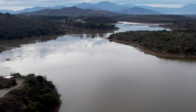 Vista aérea de un embalse de la Región de Valparaíso tras las lluvias de julio de 2026