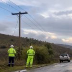 Técnicos inspeccionan líneas eléctricas y vegetación después de la lluvia