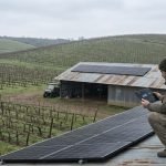 Paneles solares en una construcción agrícola del valle de Casablanca durante el invierno