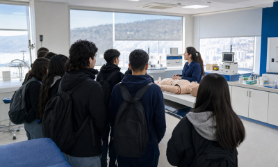 Estudiantes de enseñanza media recorren un laboratorio universitario de simulación clínica