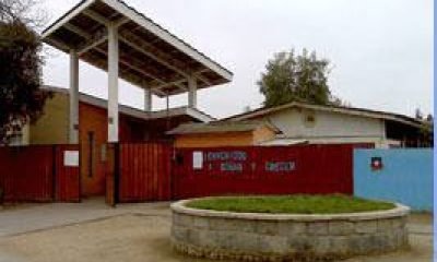 Fachada de la Escuela Domingo Ortiz de Rozas en Casablanca