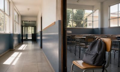 Pasillo y sala de clases con una mochila escolar