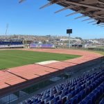 Cancha, pista atlética y graderías de un estadio.