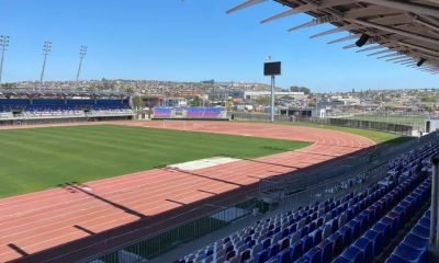 Cancha, pista atlética y graderías de un estadio.