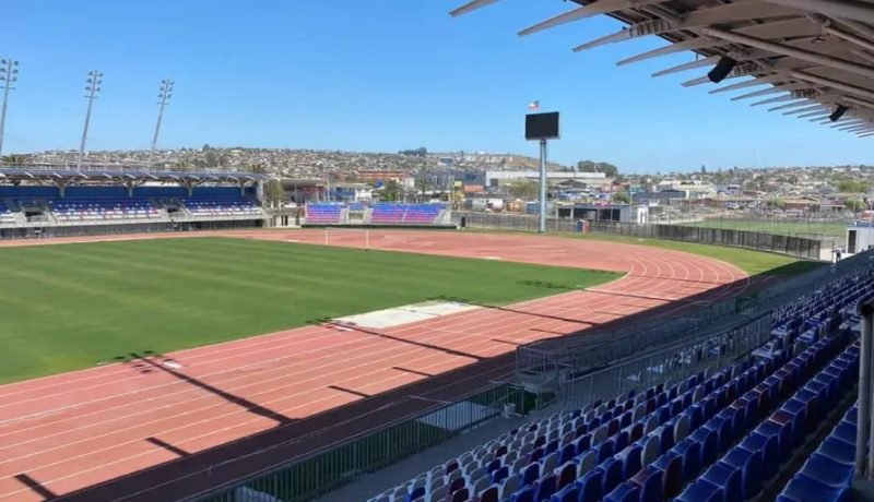 Cancha, pista atlética y graderías de un estadio.