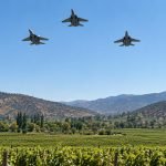 Tres aviones de combate genéricos sobrevuelan un valle vitivinícola chileno