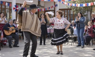 Representación editorial de personas mayores bailando cueca en una jornada comunitaria