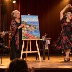 Personas mayores presentan música, pintura y danza sobre un escenario