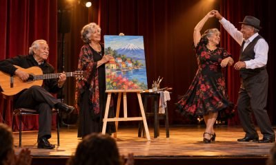 Personas mayores presentan música, pintura y danza sobre un escenario