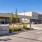 Fachada y acceso principal del Hospital de Casablanca, con estacionamiento y jardines.