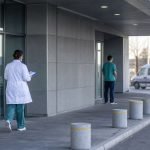 Profesionales de salud ingresan a un servicio de urgencia de un hospital comunitario