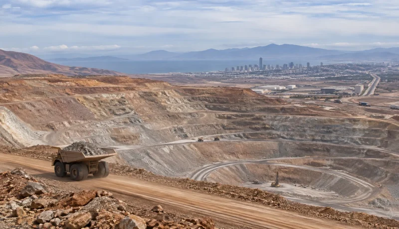 Faena minera de cobre junto a actividades industriales y urbanas en Chile