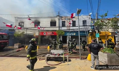 Bomberos combaten incendio en locales comerciales del centro de Quillota
