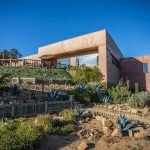 Instalaciones de Viña Villard en Casablanca, rodeadas de jardines y vegetación