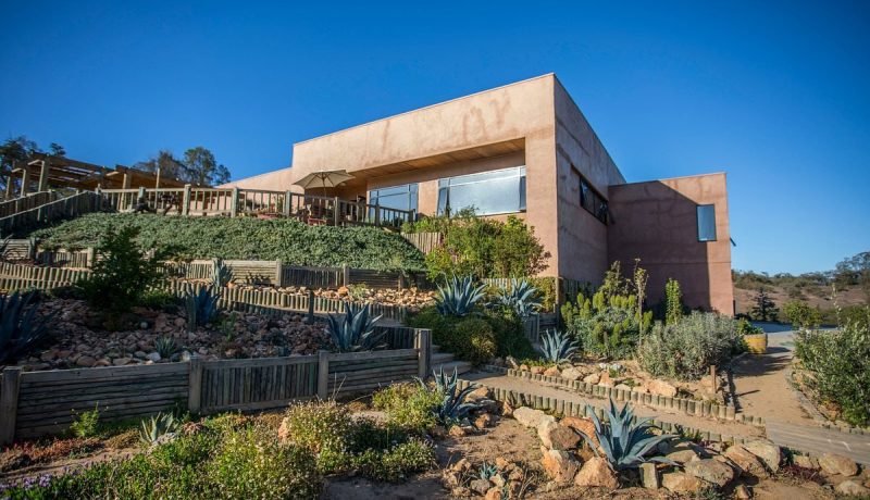 Instalaciones de Viña Villard en Casablanca, rodeadas de jardines y vegetación