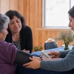 Persona mayor acompañada durante una evaluación preventiva de presión arterial