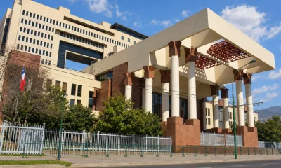 Edificio institucional del sistema de justicia en Santiago