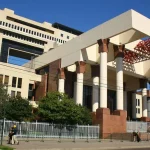 Edificio institucional del sistema de justicia en Santiago