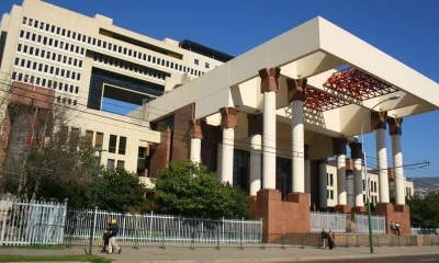 Edificio institucional del sistema de justicia en Santiago