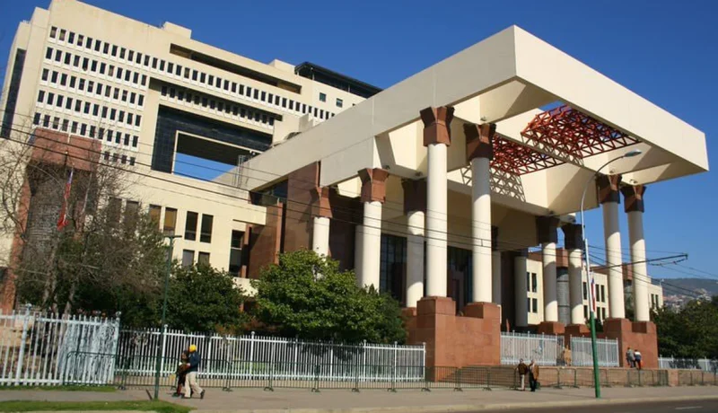 Edificio institucional del sistema de justicia en Santiago