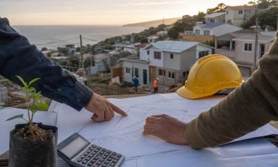 Revisión de planos para reconstruir viviendas en un cerro costero de Valparaíso