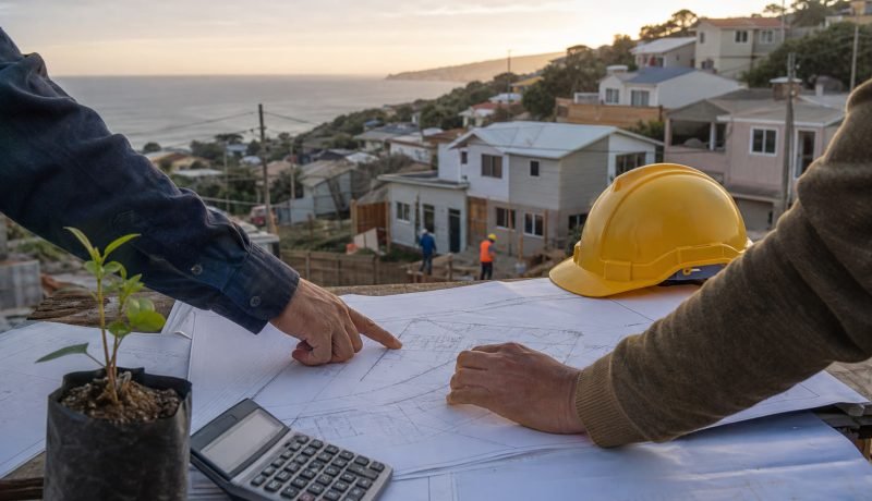 Revisión de planos para reconstruir viviendas en un cerro costero de Valparaíso