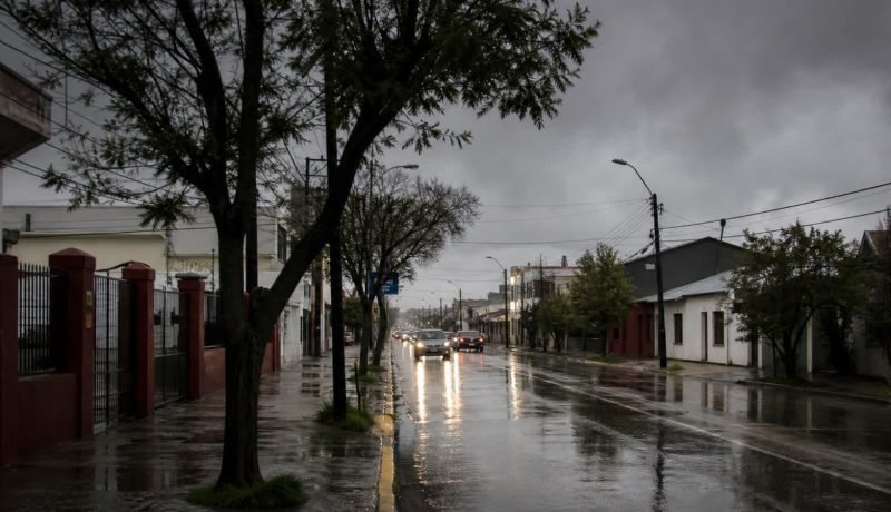 Calle urbana de Casablanca bajo lluvia durante una tarde de invierno