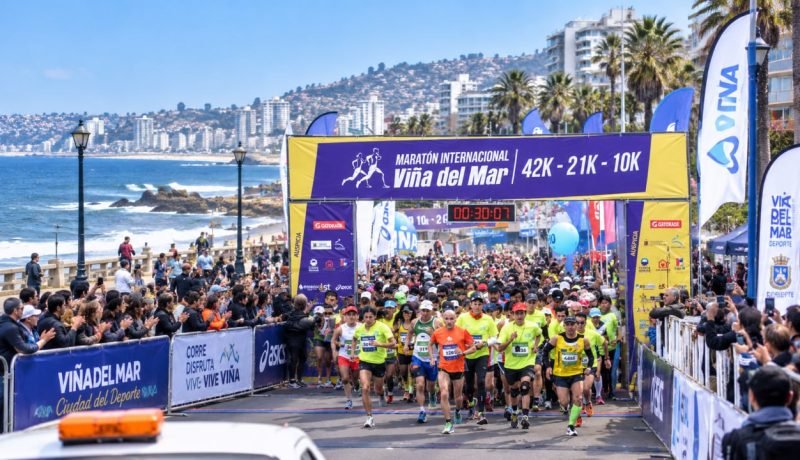 Corredores atraviesan la partida de la Maratón Internacional de Viña del Mar junto al borde costero