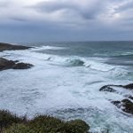 Oleaje fuerte rompe contra roqueríos en una costa del litoral central de Chile