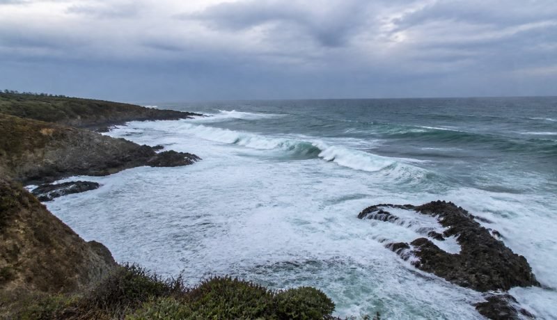 Oleaje fuerte rompe contra roqueríos en una costa del litoral central de Chile